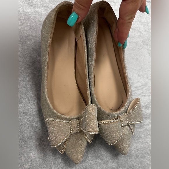 Shoes - Like NEW! Women's dress shoes Sz 5 chunky heel gold plate glittery beige bow toe